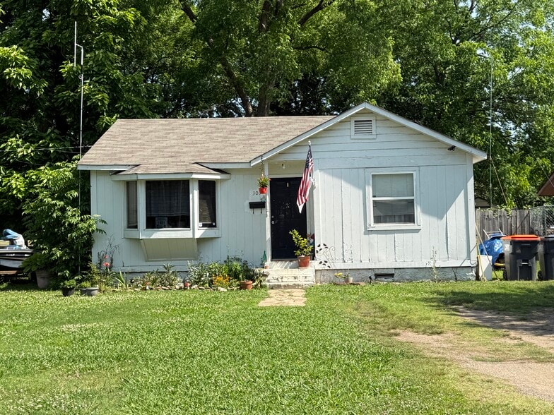 More Photos Of 302 E Parkway Dr, Russellville General Retail For Sale