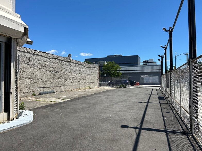 More Photos Of 3609-3615 Queens Blvd, Long Island City Warehouse For Lease