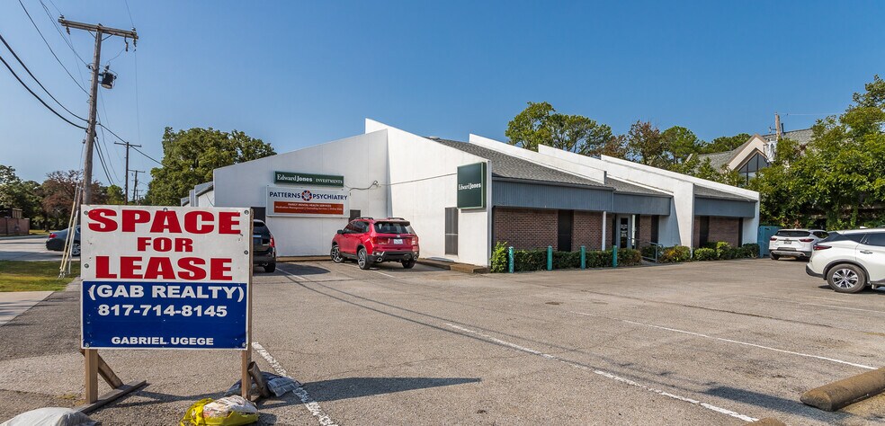 More Photos Of 2900 W Park Row Dr, Pantego Office For Sale