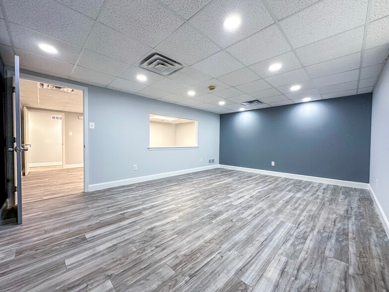 More Photos Of 406 E Pennsylvania Blvd, Feasterville Trevose Light Distribution For Lease