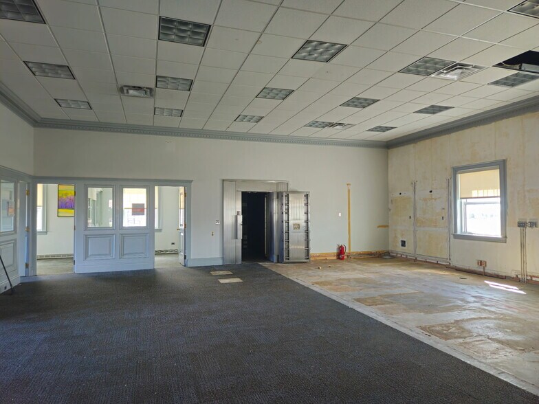 More Photos Of 600 Main St, Wintersville Bank For Lease