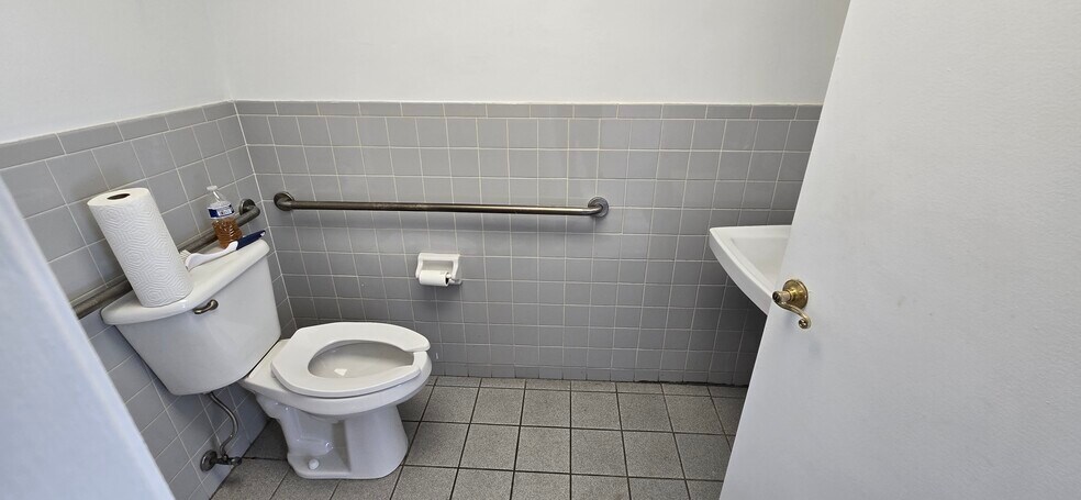 More Photos Of 639 Willis Ave, Williston Park Storefront For Sale