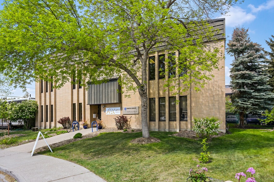 More Photos Of 4 Parkdale Cres NW, Calgary Medical For Sale