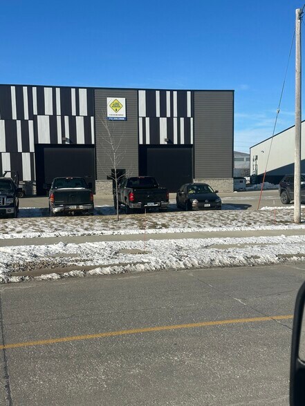 More Photos Of 711-713 Cunningham Dr, Sioux City Warehouse For Lease