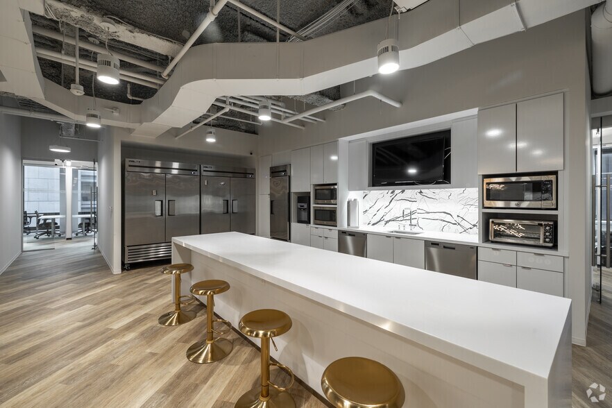 More Photos Of 1635 Market St, Philadelphia Office For Sale