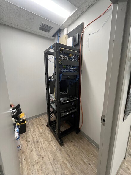 More Photos Of 3740 W 104th St, Hialeah Distribution For Lease