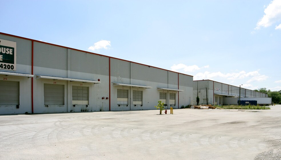 More Photos Of 4316 W Minnesota St, Indianapolis Manufacturing For Lease