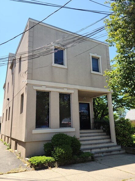 More Photos Of 221 Mineola Blvd, Mineola Office For Lease