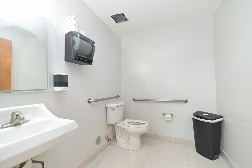 More Photos Of 7770 NW 46th St, Doral Warehouse For Sale