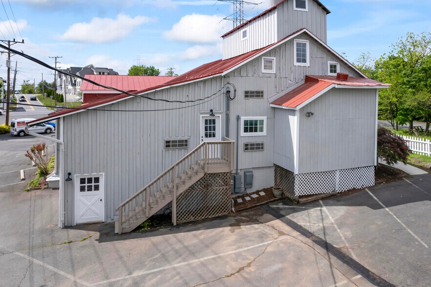 More Photos Of 20704 Ashburn Rd, Ashburn Unknown For Lease