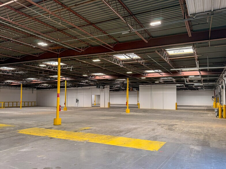 More Photos Of 10841 Pellicano Dr, El Paso Distribution For Lease