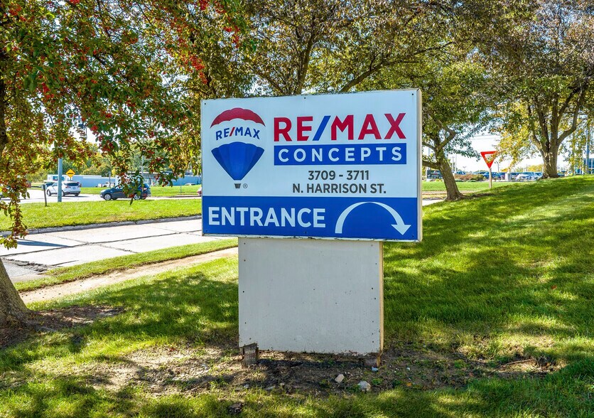 More Photos Of 3709 N Harrison St, Davenport Office For Sale