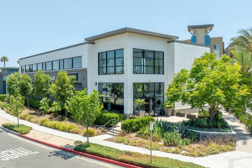 More Photos Of 490 N Main St, Corona Freestanding For Lease