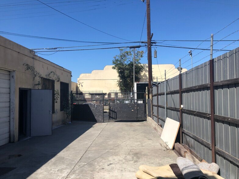 More Photos Of 6121 S Western Ave, Los Angeles Distribution For Lease