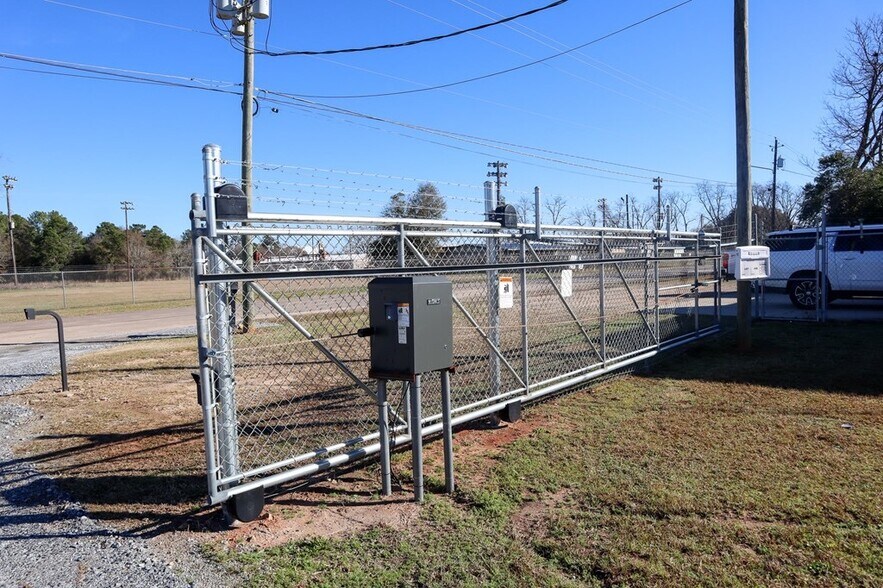 More Photos Of 203 N Industrial Dr, Headland Warehouse For Lease