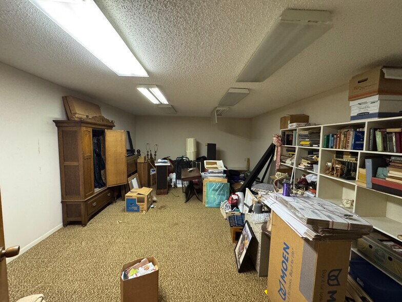 More Photos Of 1208 S Chestnut St, Lufkin Showroom For Sale