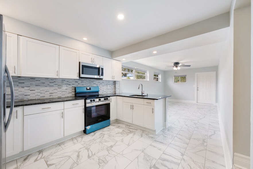 More Photos Of 112 Milton St, Lantana Multifamily For Sale