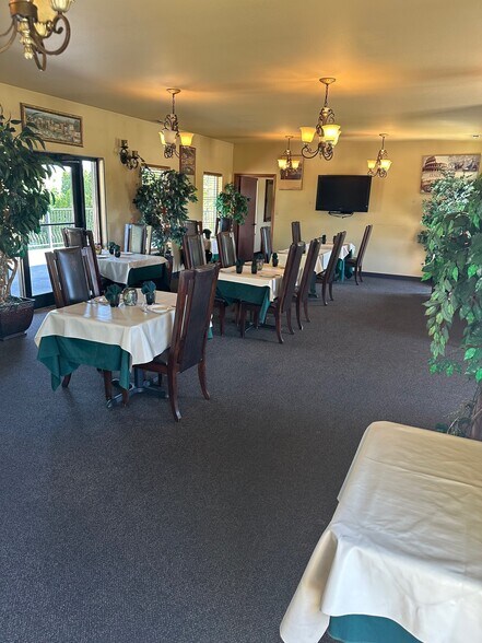 More Photos Of 7000 W Okanogan Pl, Kennewick Restaurant For Sale