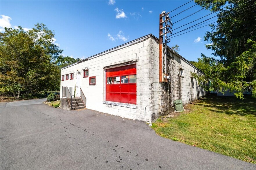 More Photos Of 2241 Ridge Rd, Bangor Flex For Sale