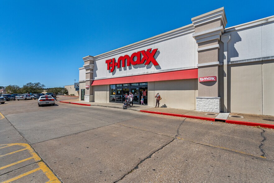 More Photos Of 4600 S Medford Dr, Lufkin Department Store For Sale