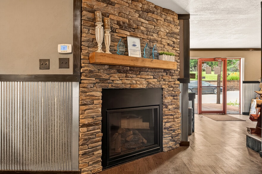 More Photos Of 1401 E Main St, Linn Flex For Sale