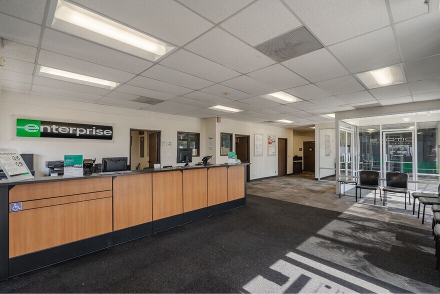 More Photos Of 2301 N Sepulveda Blvd, Manhattan Beach Auto Repair For Lease