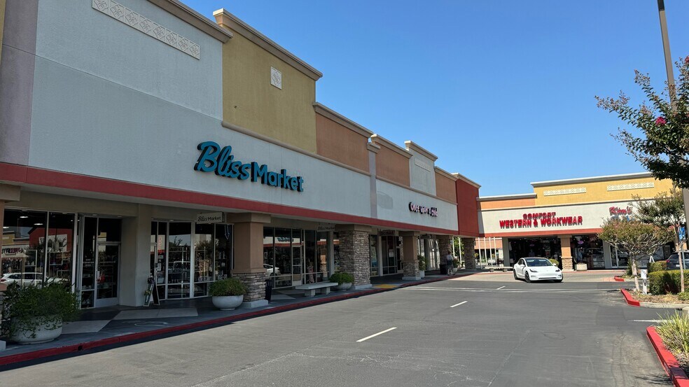 More Photos Of 380-446 Harding Blvd, Roseville Unknown For Lease