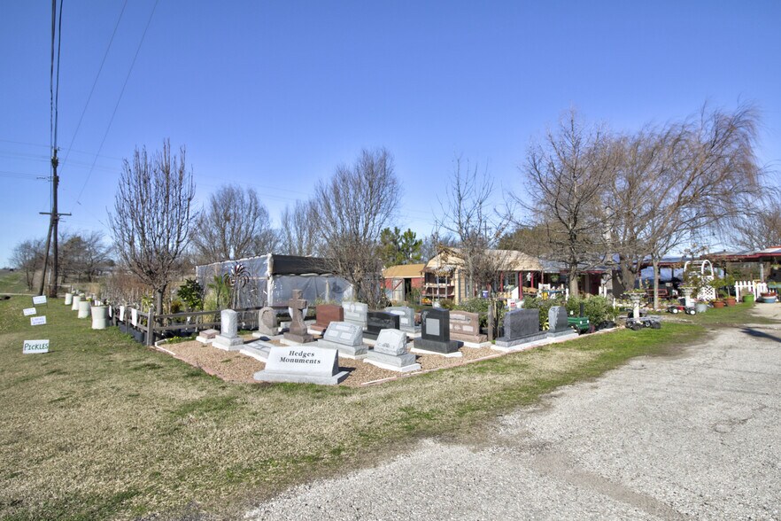 More Photos Of 617 W Main St, Whitesboro Garden Center For Sale