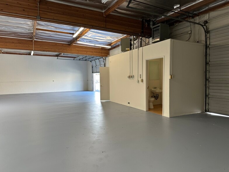 More Photos Of 15204 Stagg St, Van Nuys Distribution For Lease