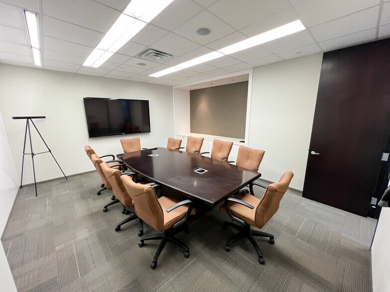 More Photos Of 303 Veterans Airpark Ln, Midland Office For Lease