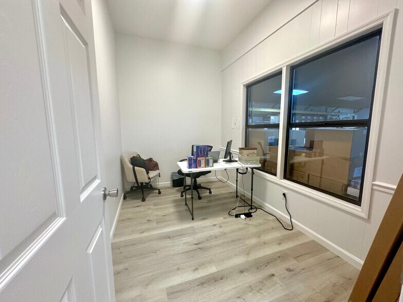 More Photos Of 108 W Smith St, Gallatin Showroom For Lease
