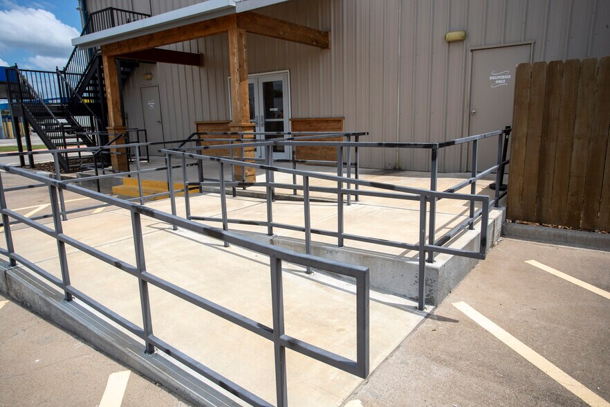 More Photos Of 25000 US 59 Rd, El Campo Flex For Sale