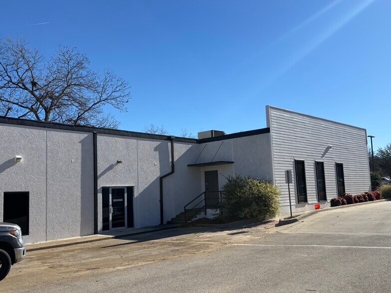 More Photos Of 325 McKinney St, Denton Office For Lease