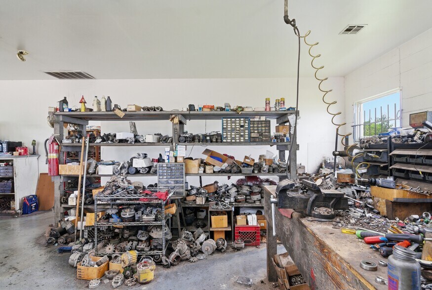 More Photos Of 2604 E Apache St, Tulsa Auto Repair For Sale
