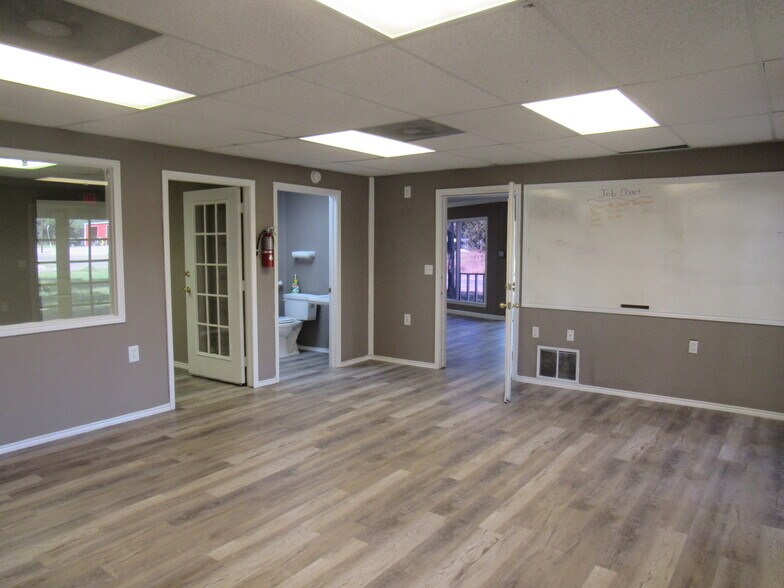 More Photos Of 1802 N Center St, Bonham Office For Sale