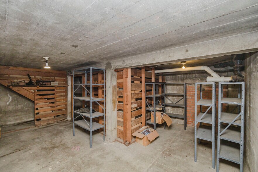 More Photos Of 110 N Poplar St, Hutchinson Warehouse For Sale