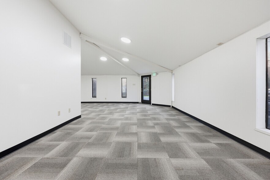 More Photos Of 941 SW Alder St, Dundee Warehouse For Lease