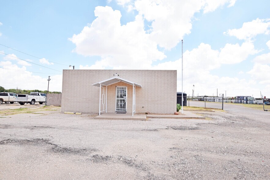 More Photos Of 1003 S County Rd W, Odessa Office For Lease