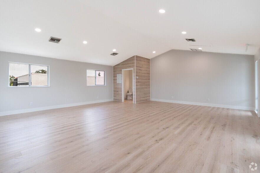 More Photos Of 16387 S Tamiami Trl, Fort Myers Storefront Retail Office For Sale