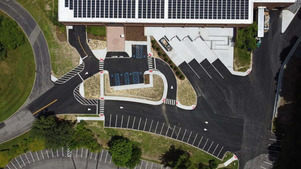 More Photos Of 1 Zeiss Dr, Thornwood Showroom For Lease