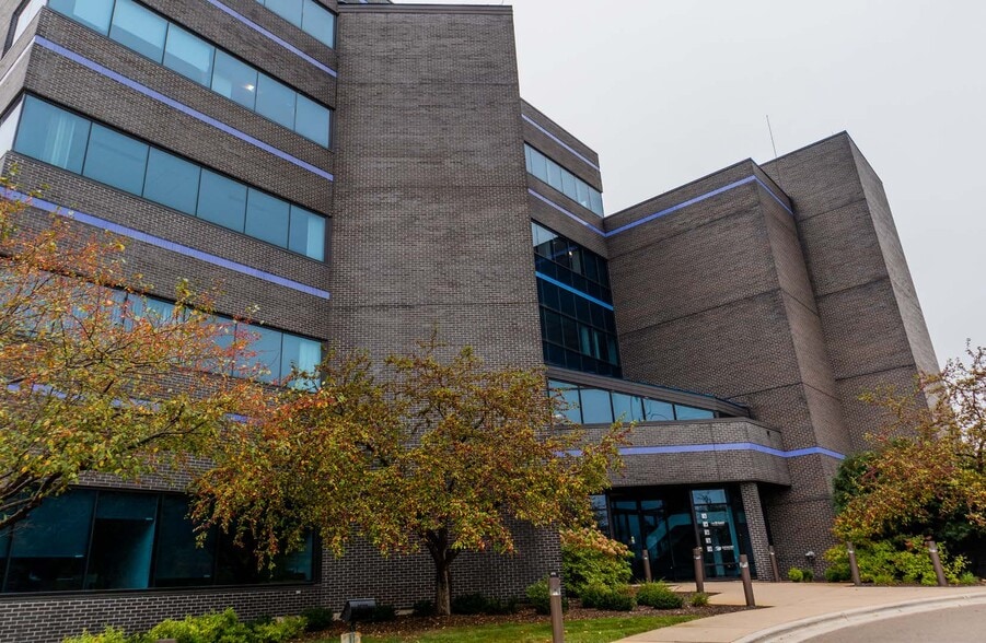 More Photos Of 55 Jewelers Park Dr, Neenah Office For Lease