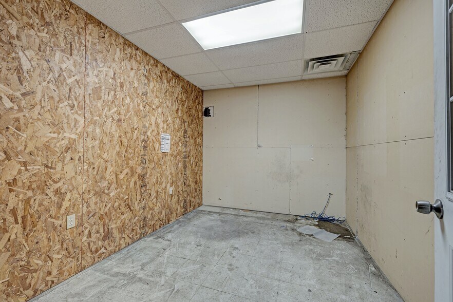More Photos Of 1875 Lansing Rd, Charlotte Warehouse For Sale