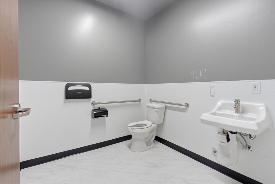 More Photos Of 685 E Grand Blvd, Corona Storefront Retail Office For Lease