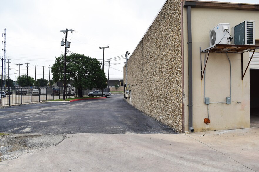 More Photos Of 10801-10817 Nacogdoches Rd, San Antonio Showroom For Lease