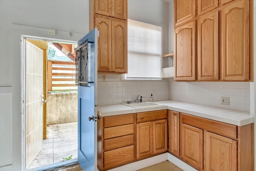 More Photos Of 1156-1158 Geneva Ave, San Francisco Flex For Sale
