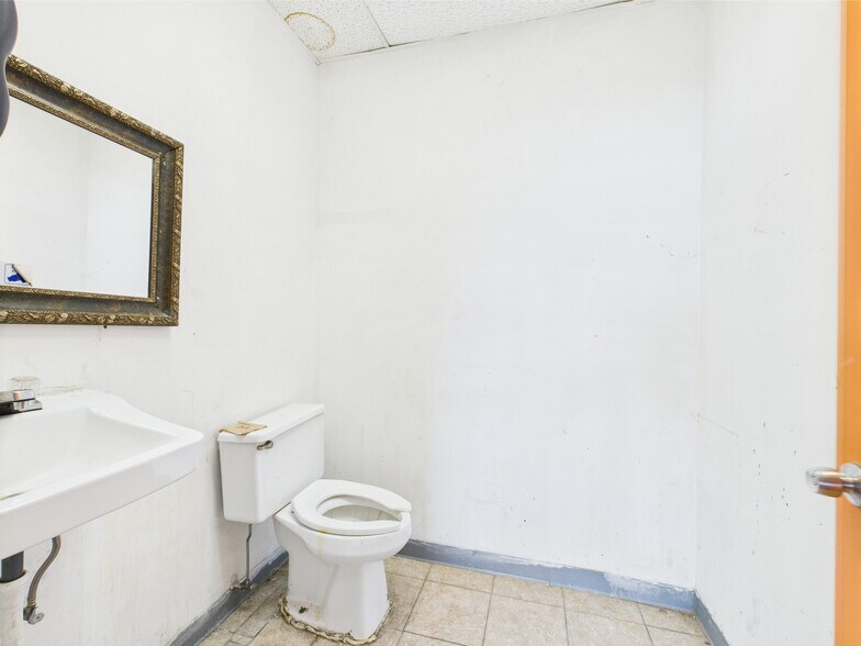 More Photos Of 3801 W Division St, Chicago Unknown For Lease