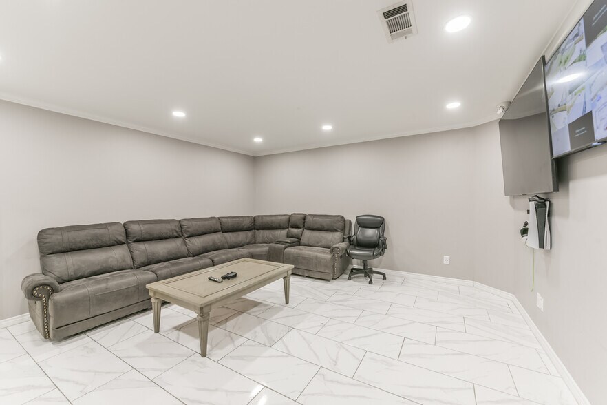 More Photos Of 1207 S Houston, Humble Warehouse For Sale