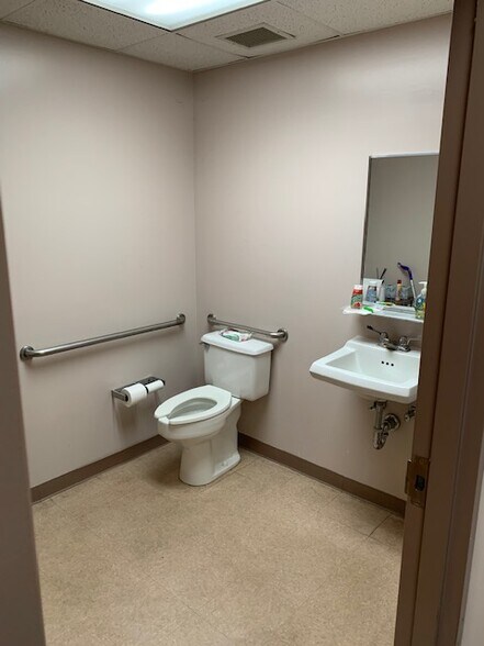 More Photos Of 8197 Euclid Ct, Manassas Park Warehouse For Lease