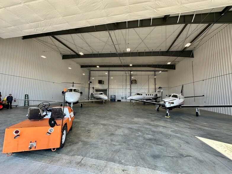 More Photos Of 258 Rockwood Airport Dr, Rockwood Airplane Hangar For Lease