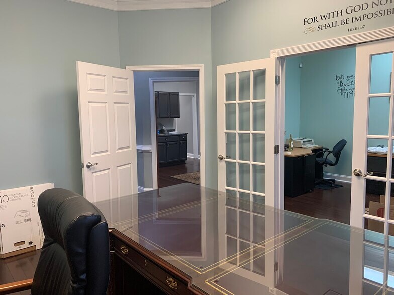 More Photos Of 1825 Lockeway Dr, Alpharetta Office For Sale
